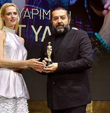 suat-yanc-yilin-en-iyi-yapimcisi-odulunu-aldi-rMSIpvVR.jpg